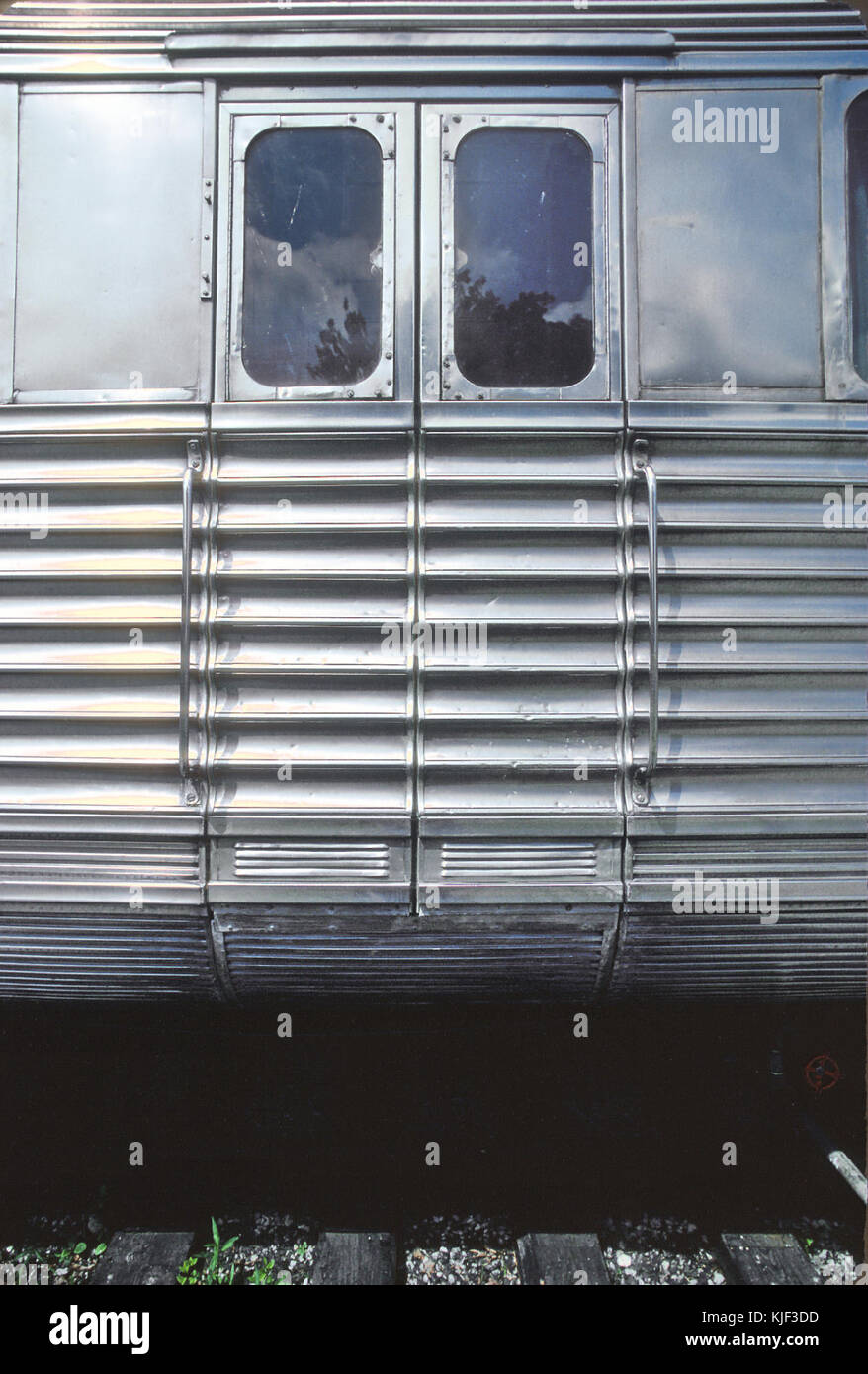 Im Juli 1984 Roger Puta fotografierte die CB&Q's Pioneer Zephyr (dann war es außerhalb von Chicago, Museum für Wissenschaft und Industrie) während der Feier zum 50. Jahrestag der historischen non stop (29047684626) Stockfoto