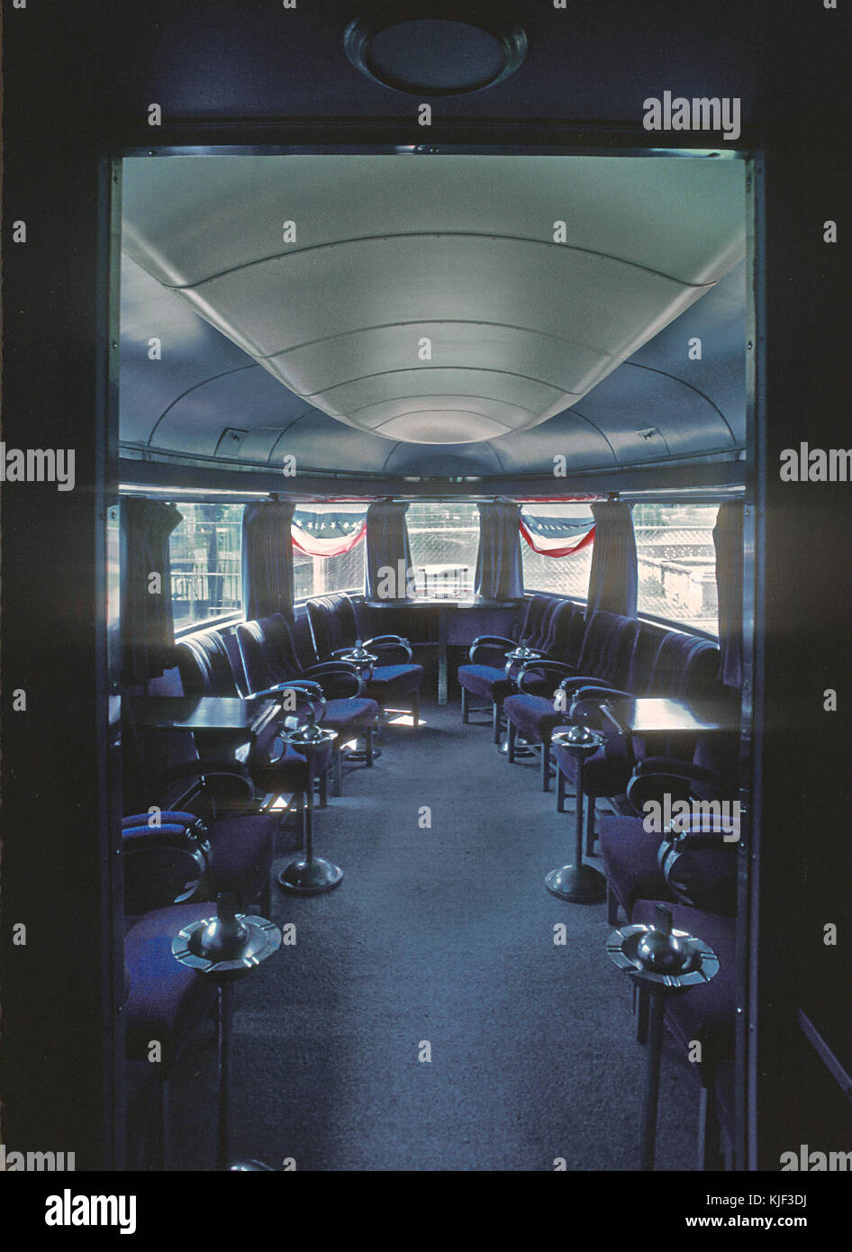 Dieses Dokument erinnert an den 50. Jahrestag des historischen Rennens des Pioneer Zephyr und markiert einen wichtigen Meilenstein in der Geschichte der amerikanischen Eisenbahnfahrt. Die Veranstaltung feiert das Erbe des legendären Zuges und seinen Beitrag zum Schienenverkehr. Stockfoto