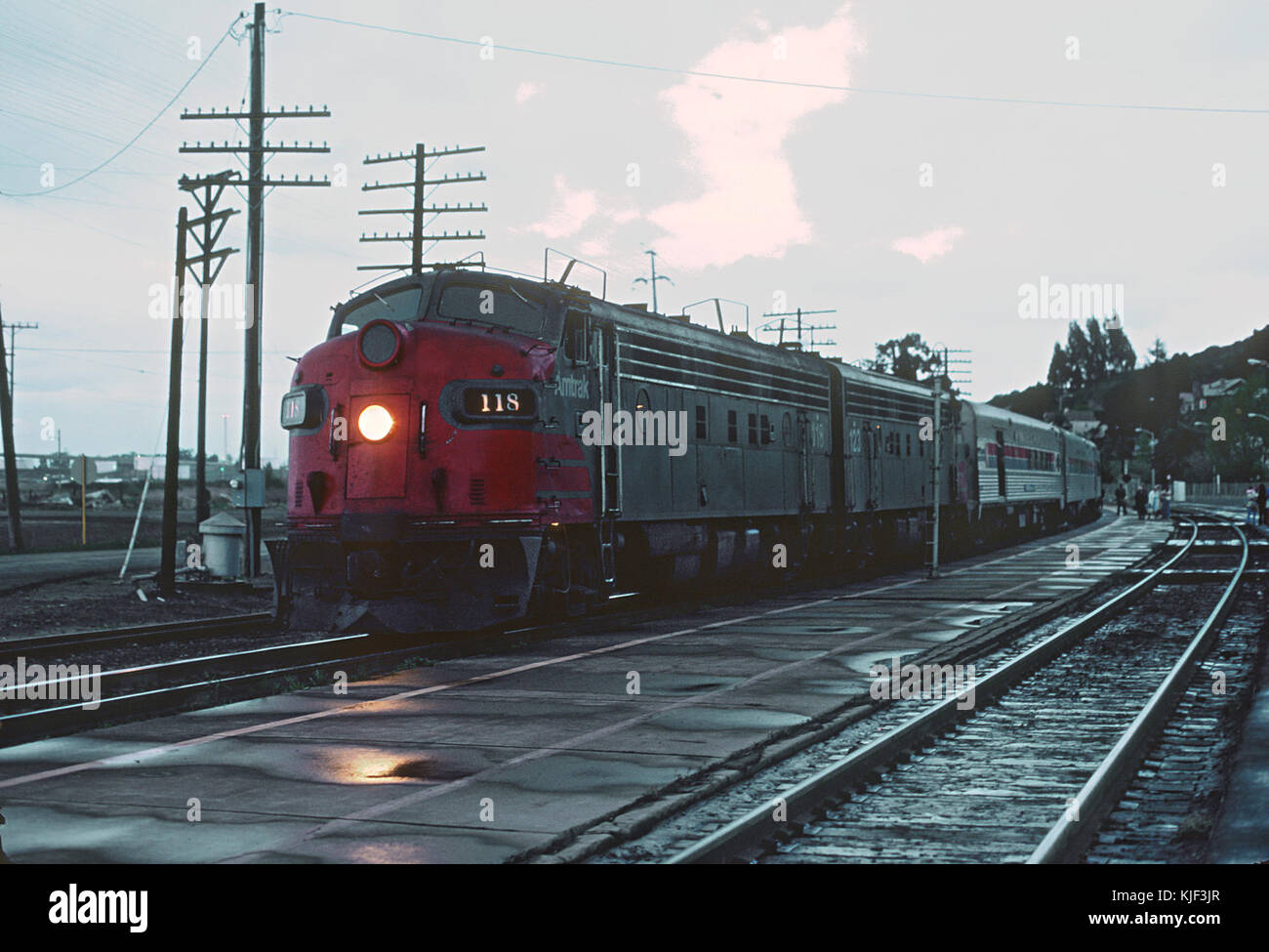AMTK 118 und 123 (RP7 als ex SP 6455 und 6461) mit einem San Joaquin in Martinez, CA im April 1976 (30495392692) Stockfoto
