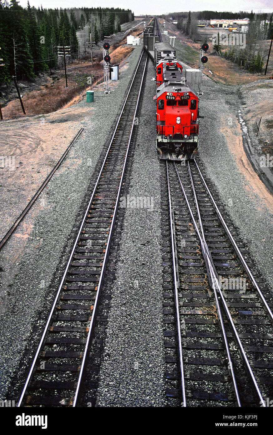 Dieses Bild zeigt die CN GP38 2 5529, eine dieselelektrische Lokomotive, die bei Edson East in Alberta, Kanada, über eine Strecke fährt. Die Szene fängt die Kraft und Bewegung des Zuges in Aktion ein. Stockfoto