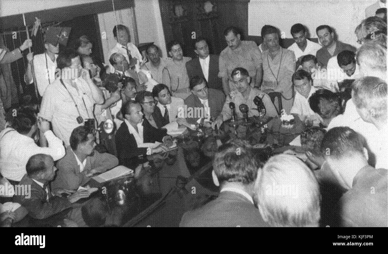 Abd al Karim Qasim nahm an der ersten Konferenz nach der Revolution vom 14. Juli Teil, einem entscheidenden Moment in der irakischen Geschichte. Stockfoto
