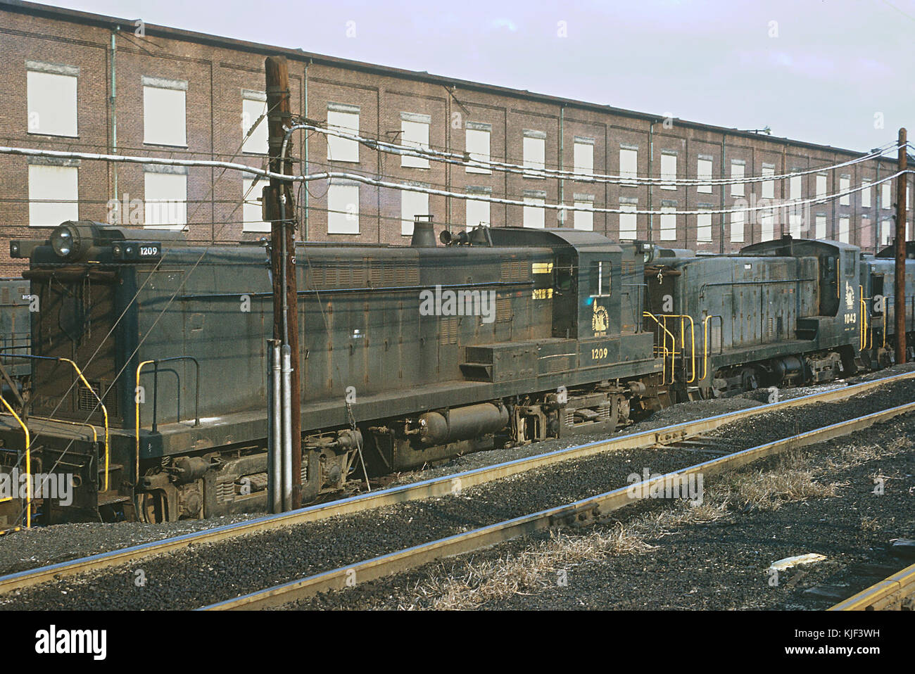 CNJ Baldwins RS 12 1209 an und VO 660 1043 am Elizabethport NJ Geschäfte am 8. November 1969 (25433950933) Stockfoto