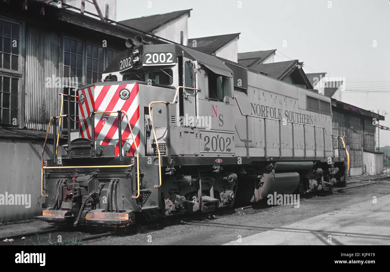 Die Norfolk Southern GP38 Lokomotive Nr. 2002 wurde im Oktober 1968 in Chesapeake, Virginia, fotografiert und repräsentiert eine dieselelektrische Güterzugmaschine, die im US-Eisenbahnverkehr eingesetzt wird. Stockfoto