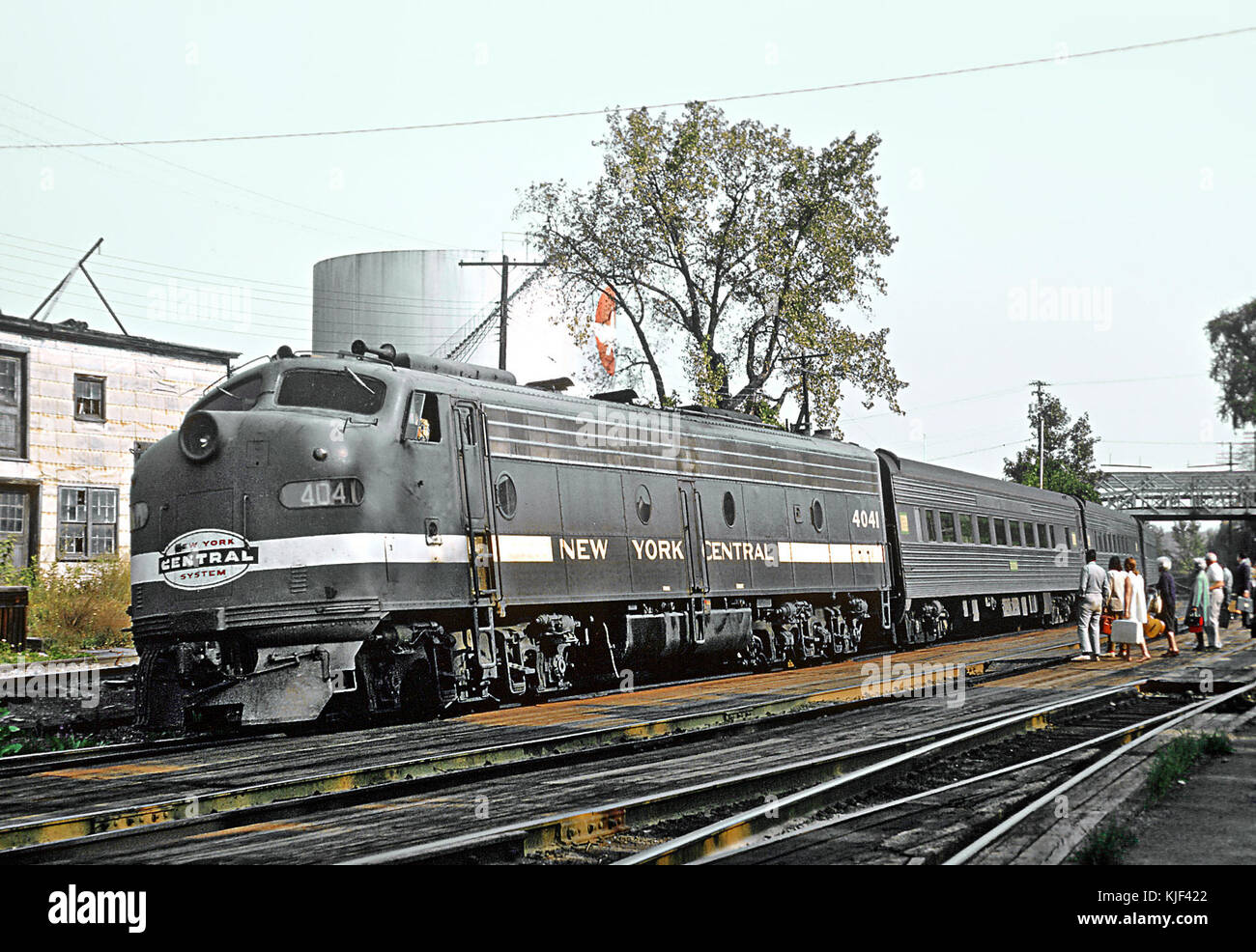 Das Bild zeigt zwei New York Central E8A Lokomotiven in Hudson, New York, die das Design und die Funktion dieser legendären dieselelektrischen Lokomotiven hervorheben. Das Foto zeigt die Technologie- und Transportgeschichte, die mit den amerikanischen Eisenbahnen verbunden ist. Stockfoto