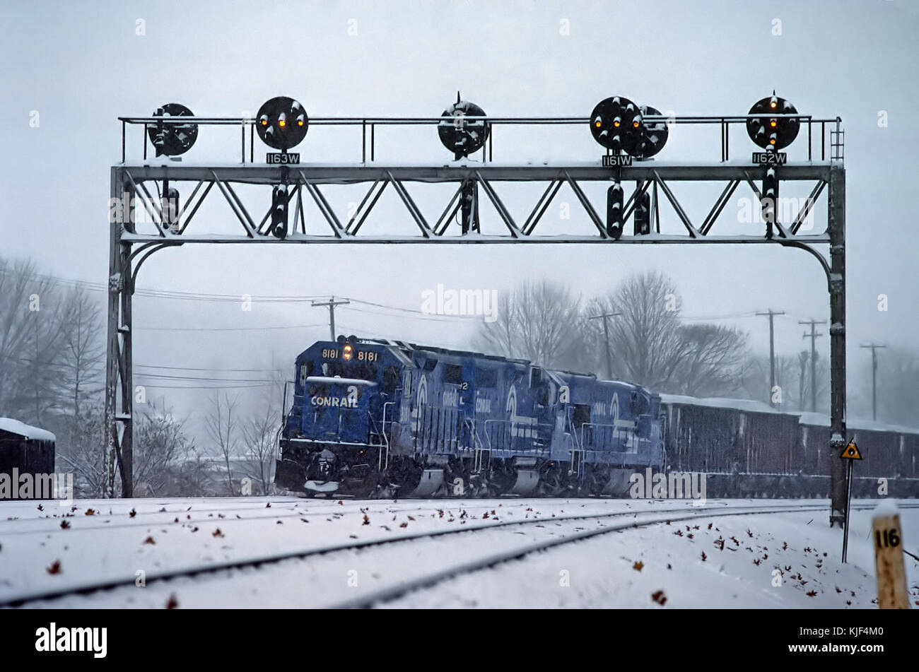 Dieses Foto zeigt die Conrail GP38 2 8181, eine dieselelektrische Lokomotive, die am 11. November in Cove, Pennsylvania, aufgenommen wurde. 1987. das Bild zeigt die Konstruktion der Lokomotive und ihre Rolle im amerikanischen Güterverkehr. Stockfoto