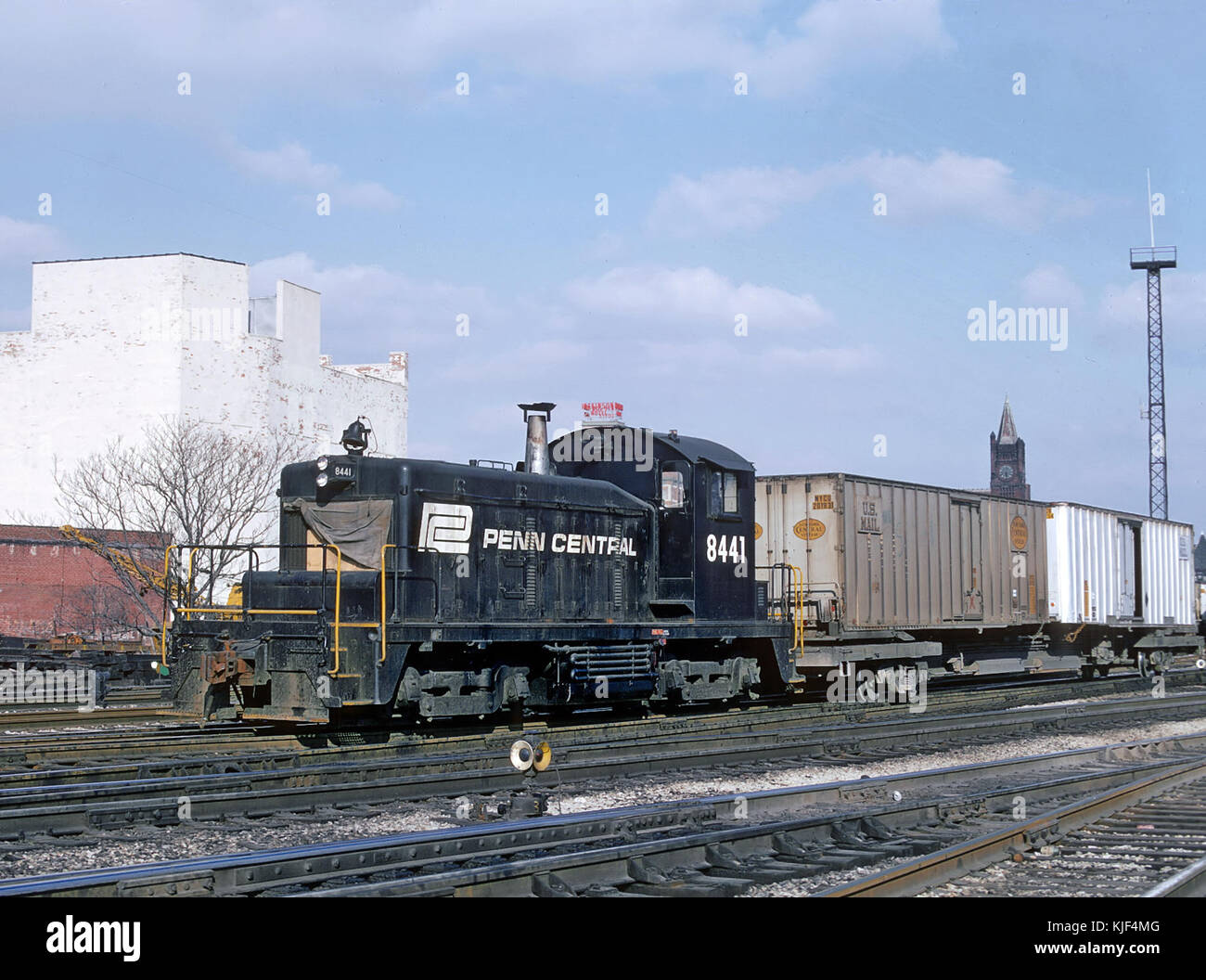 Die Penn Central SW1 8441 Lokomotive ist am 4. März 1970 in Indianapolis, Indiana, abgebildet. Der Zug war Teil der Penn Central Transportation Company, die im Nordosten der Vereinigten Staaten verkehrte. Das Modell SW1 war eine dieselelektrische Schaltlokomotive, die hauptsächlich für industrielle Schaltaufgaben eingesetzt wurde. Stockfoto