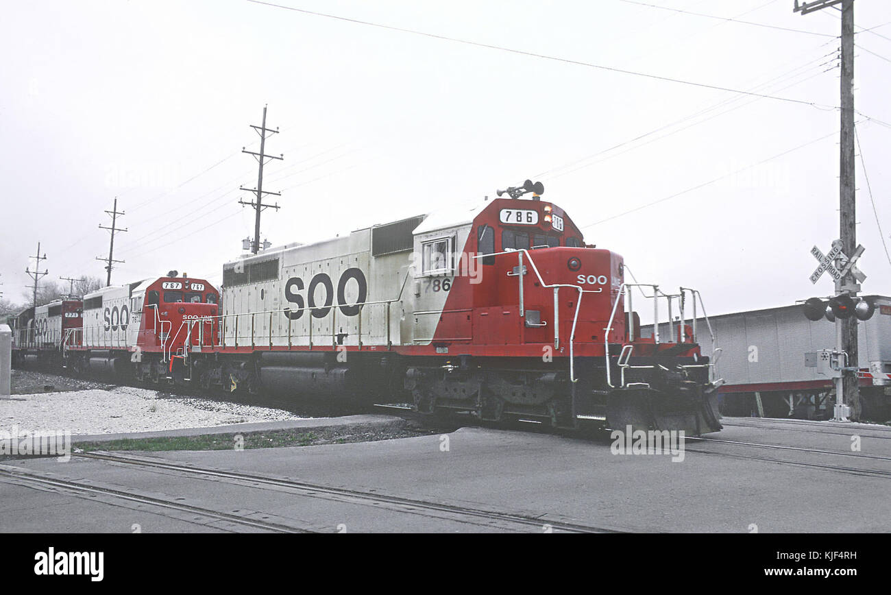 Dieses Foto zeigt drei SD40-2-Lokomotiven 786, 767 und 771 der Soo Line Railroad in Franklin Park, Illinois, aufgenommen im April 1985. Die SD40-2 war eine beliebte dieselelektrische Lokomotive, die Ende des 20. Jahrhunderts in Nordamerika eingesetzt wurde. Stockfoto