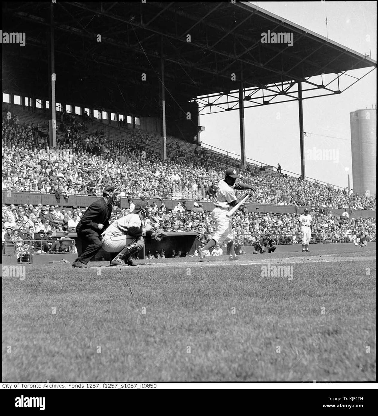 Baseball Maßnahmen auf Maple Leaf Stadion Stadium, c 1960 Stockfoto