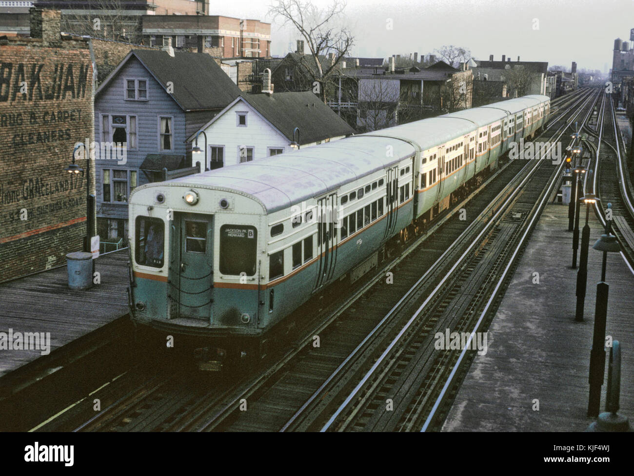CTA northbound B-Zug Jackson Park Howard an der Belmont Ave Bahnhof ankommen. 6 Züge sind in Satrurday abendlichen Hauptverkehrszeit verwendet. April 4, 1966 (25914504455) Stockfoto
