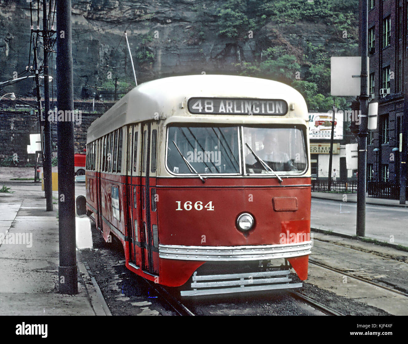 PAAC PCC 1664, 48 ARLINGTON Auto, nähert sich P&le Transfer entlang Smithfield St. in Pittsburgh, PA am 1. September 1965 (26857615695) Stockfoto