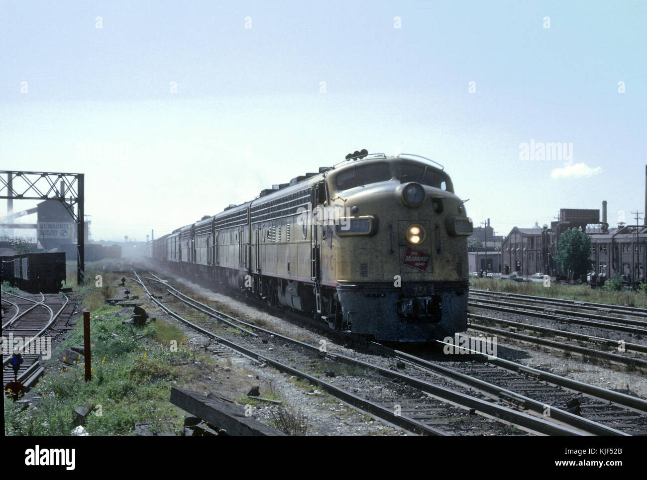 MILW 102 C (RP7) mit der Bahn 5, die morgen Hiawatha in der Nähe von Old Washington Street Tower, Milwaukee, WI am 27. August 1966 (27373878876) Stockfoto