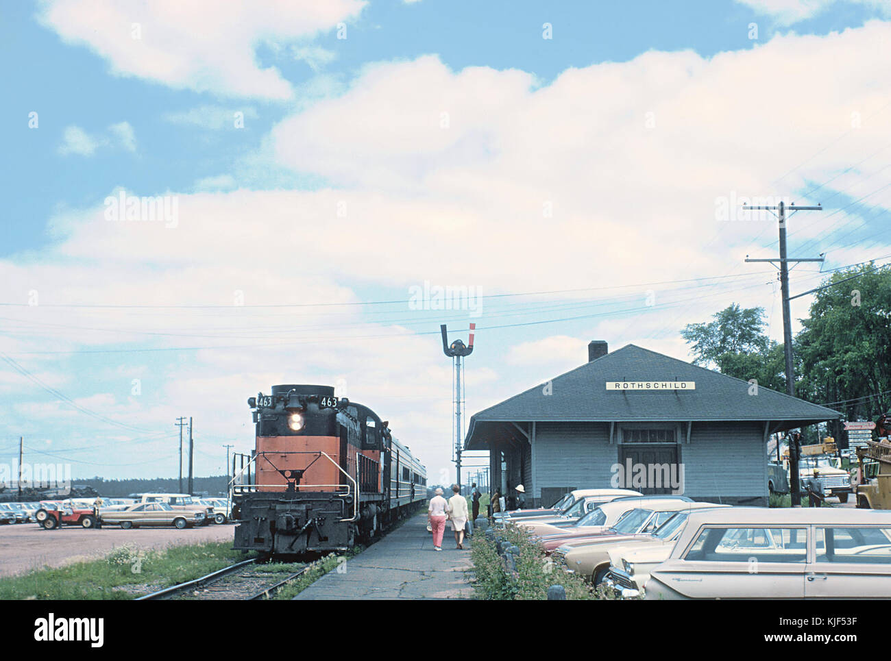 Eine Sammlung von fünf Fotografien, die die Züge der Milwaukee Road zeigen, aufgenommen von Roger Puta. Diese Bilder beleuchten Design, Geschwindigkeit und Funktionalität der Züge und repräsentieren die Geschichte des Eisenbahnverkehrs in den Vereinigten Staaten, insbesondere den Beitrag der Milwaukee Road zum amerikanischen Eisenbahnsystem. Stockfoto