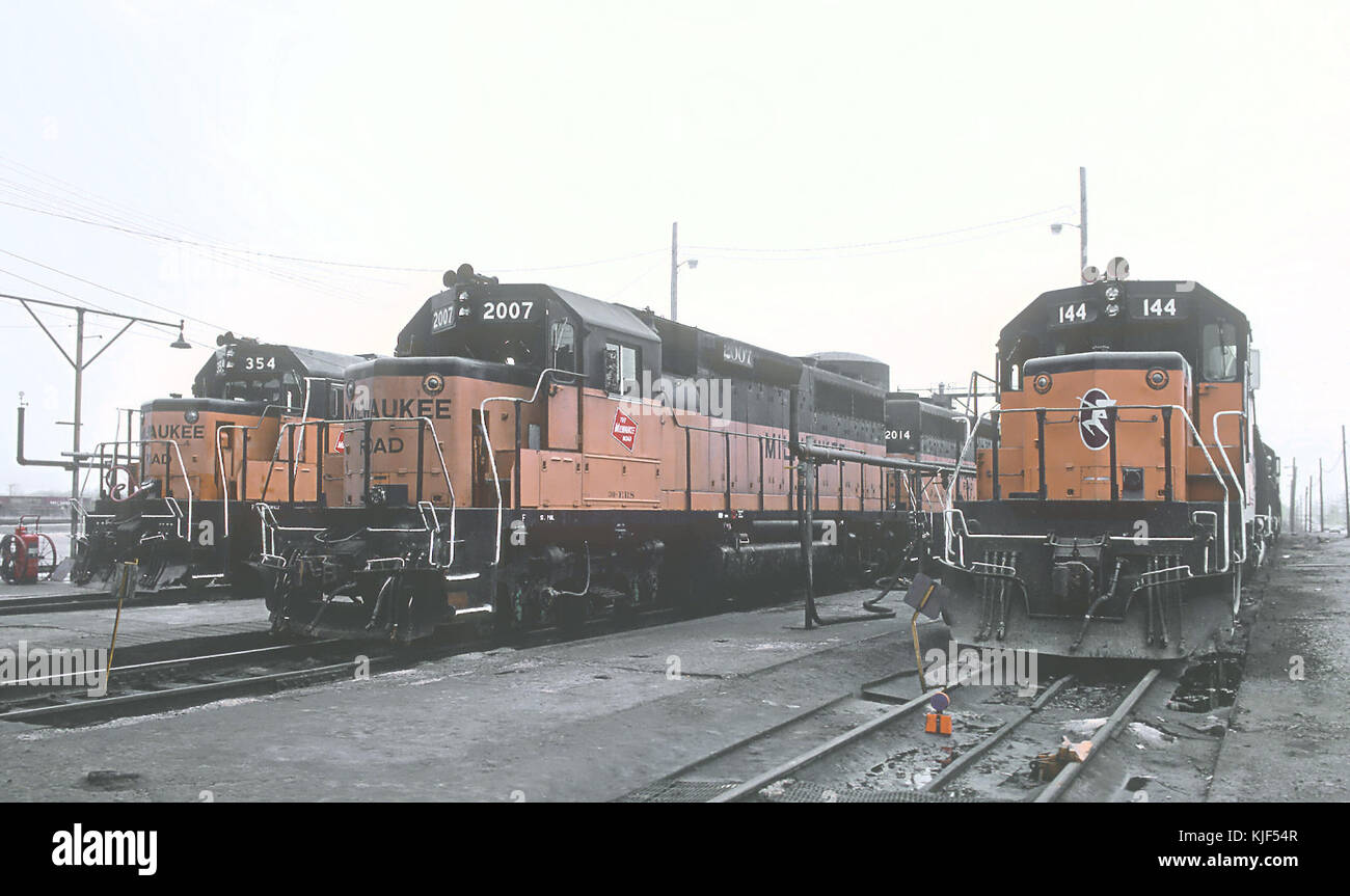 MILW 144 (SD 40 2), 2007 (GP 40) und 354 (GP 38 2) in Bensenville, Illinois Yards im März 1985 (29660306072) Stockfoto