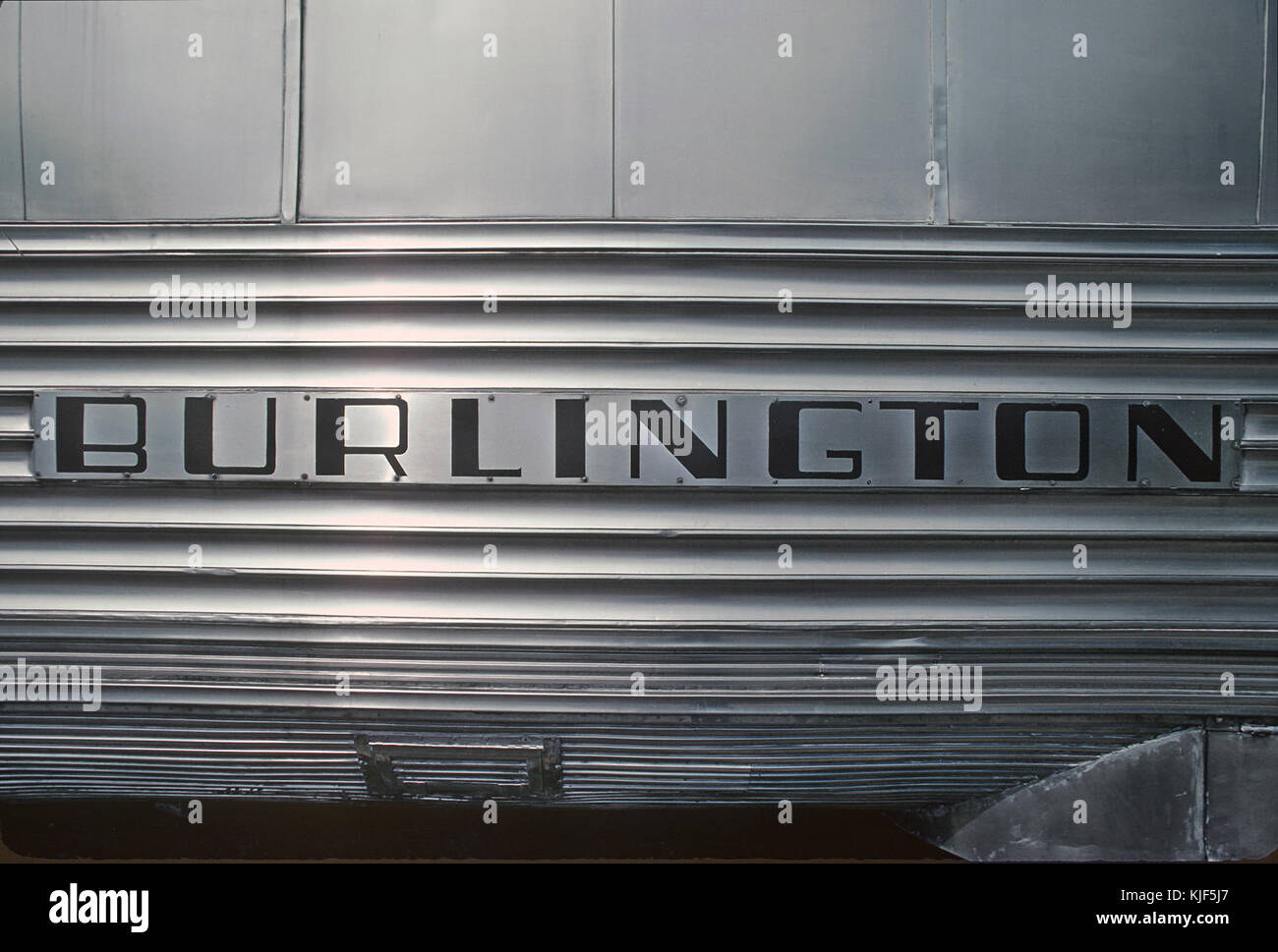 Ein Gedenkstück zum 50. Jahrestag der Eröffnungsfahrt des Pioneer Zephyr, der diesen Meilenstein in der Geschichte der amerikanischen Eisenbahnen feiert. Stockfoto