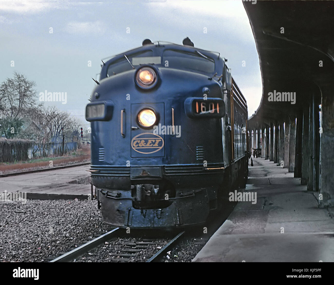 Dieses Foto zeigt die Chicago und Eastern Illinois FP7 Lokomotive, Train 6 54 „The Hummingbird“, die am 28. Oktober 1962 7 Stunden und 45 Minuten zu spät in Danville, Illinois, eintrifft. Stockfoto