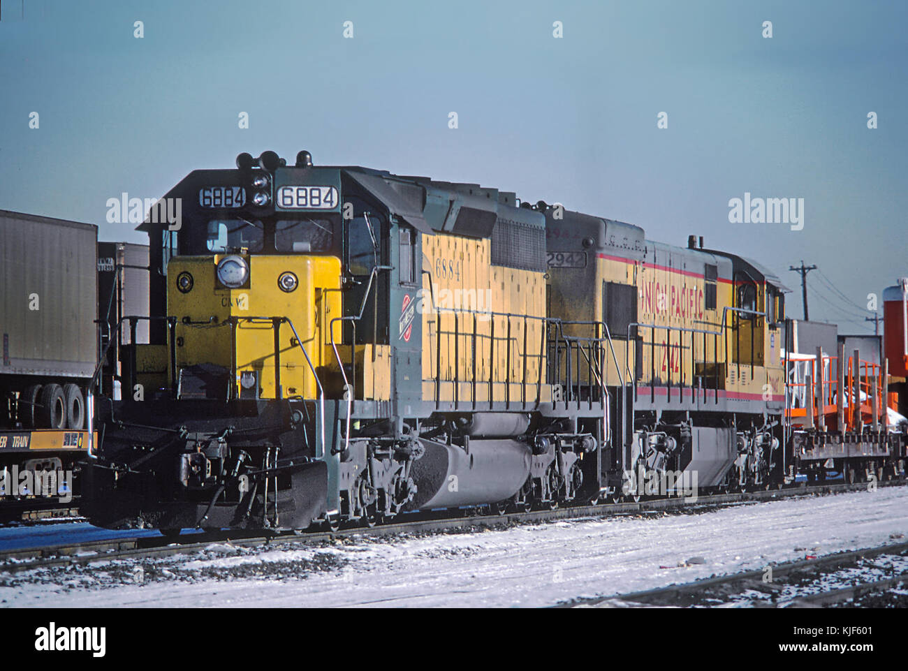 CNW 6884 und bis 2942 (SD 40 2 und U 30 C) im Januar 1979 (27333219655) Stockfoto