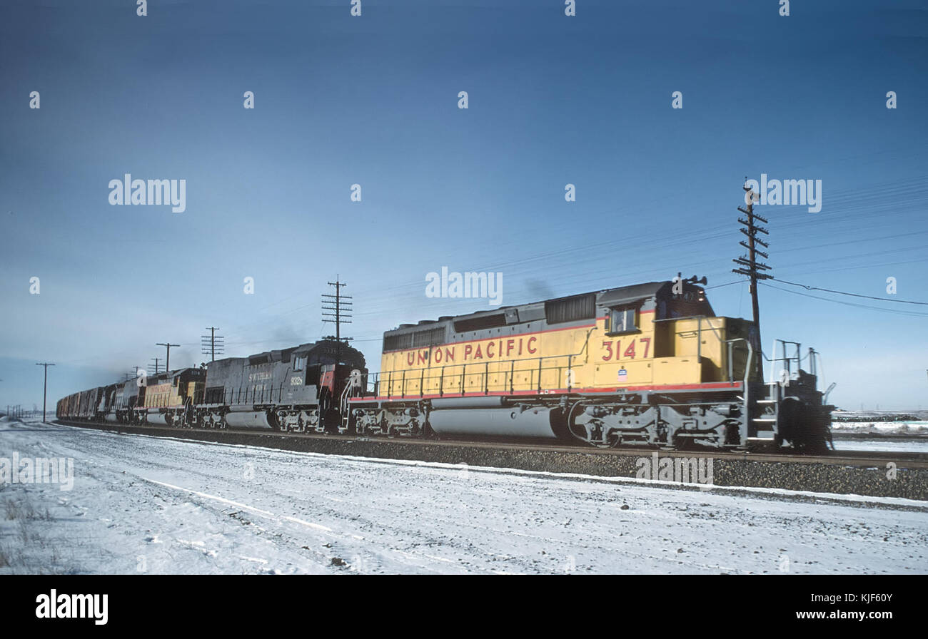 XnUP 3147 (SD 40 2), SP 9328 (SD45 T2) und bis 3116 (SD 40) Granger, WY im Dezember 1984 (27389129155) Stockfoto