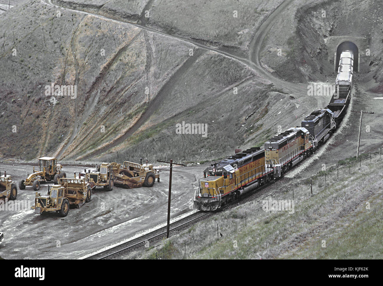 Union Pacific SD 40 2 3409 und 3542 mit einem Missouri Pacific Einheit, Tunnel 3, Altamont, CA am 6. Mai 1987 (27482516731) Stockfoto