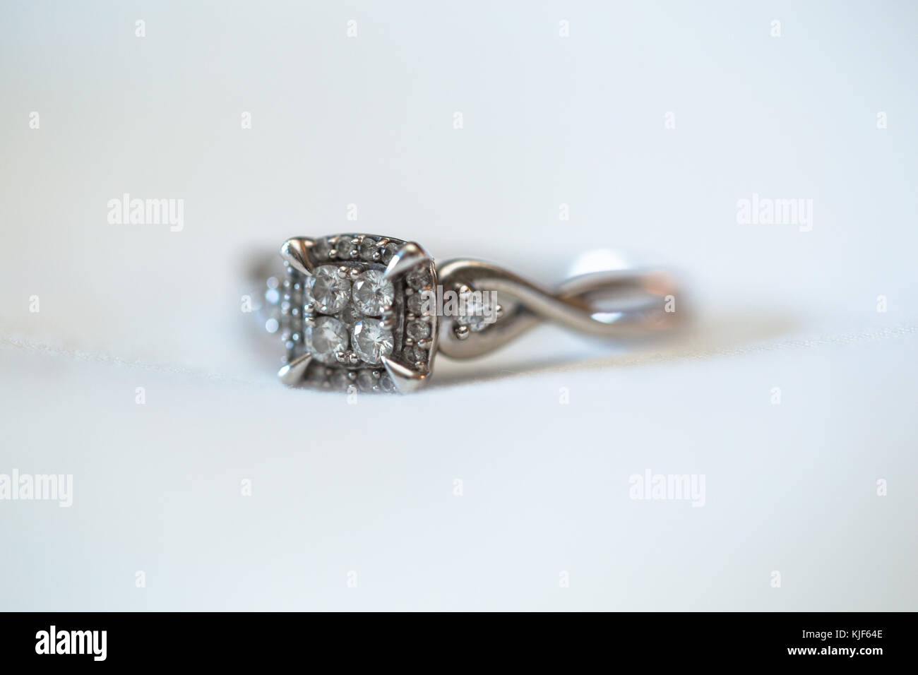 Diamantene Hochzeit Ring auf weißem Hintergrund Stockfoto