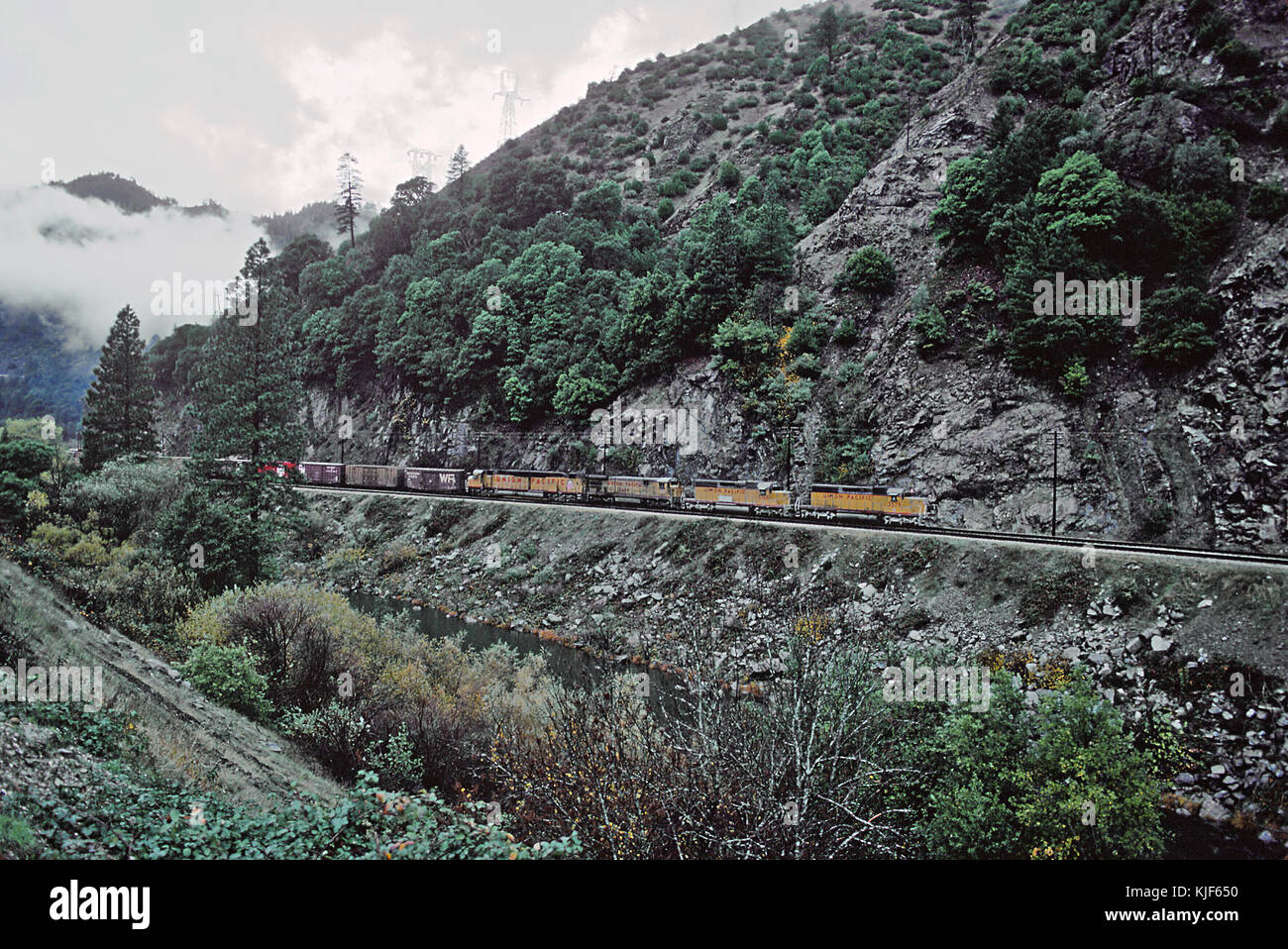Eine Sammlung von sechs Fotos, die eine DDA40X-Lokomotive zeigen, die durch den Feather River Canyon fährt. Dieses Set unterstreicht die Kraft der dieselelektrischen Lokomotive und die landschaftliche Schönheit des Canyons in Kalifornien. Stockfoto