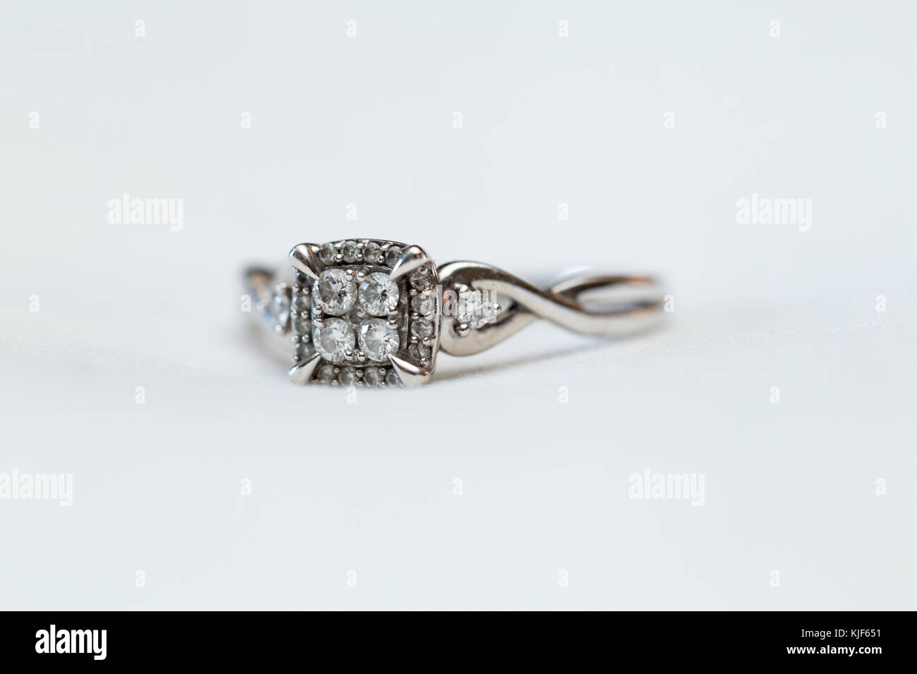 Detail shot von Diamond Wedding Ring gegen einen weißen Hintergrund Stockfoto