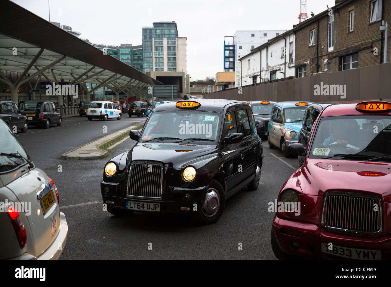 Die schwarzen Taxis aufgereiht außerhalb Bahnhof Paddington - London, Großbritannien Stockfoto