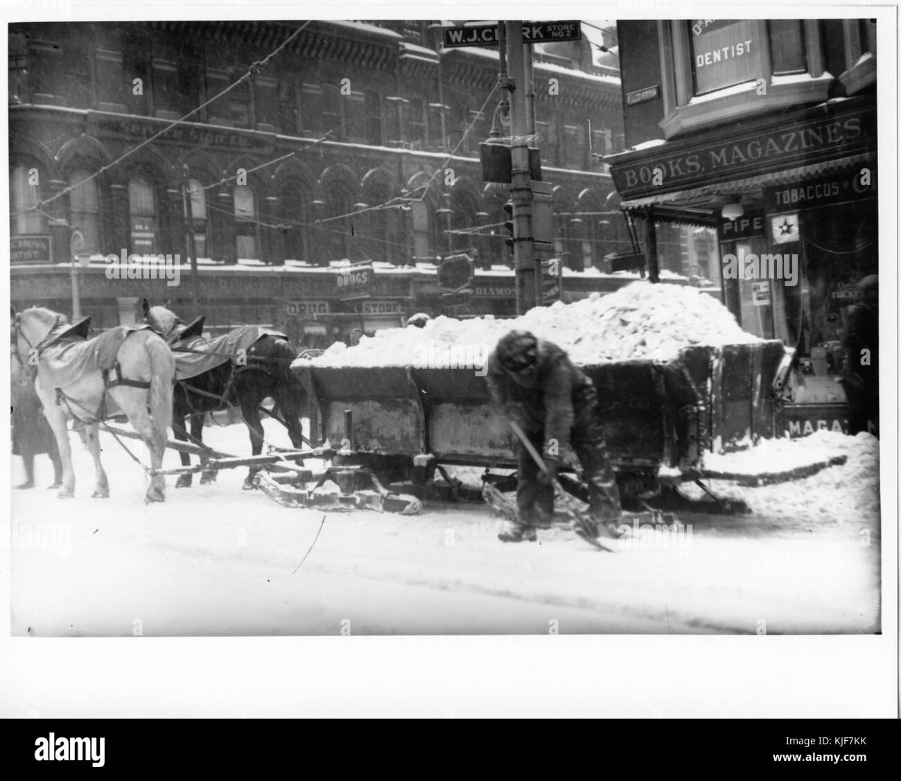 Workman Schneeschaufeln aus Straßenbahn Titel in der Nähe der südwestlichen Ecke von Dundas und Richmond Straßen, London, Ontario 1902 Stockfoto