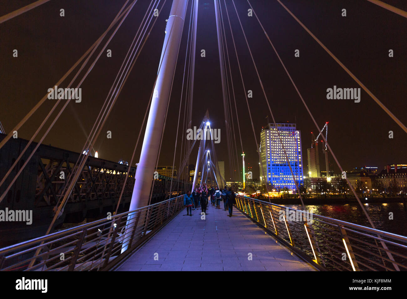 Hungerford Bridge bei Nacht - London, Großbritannien Stockfoto