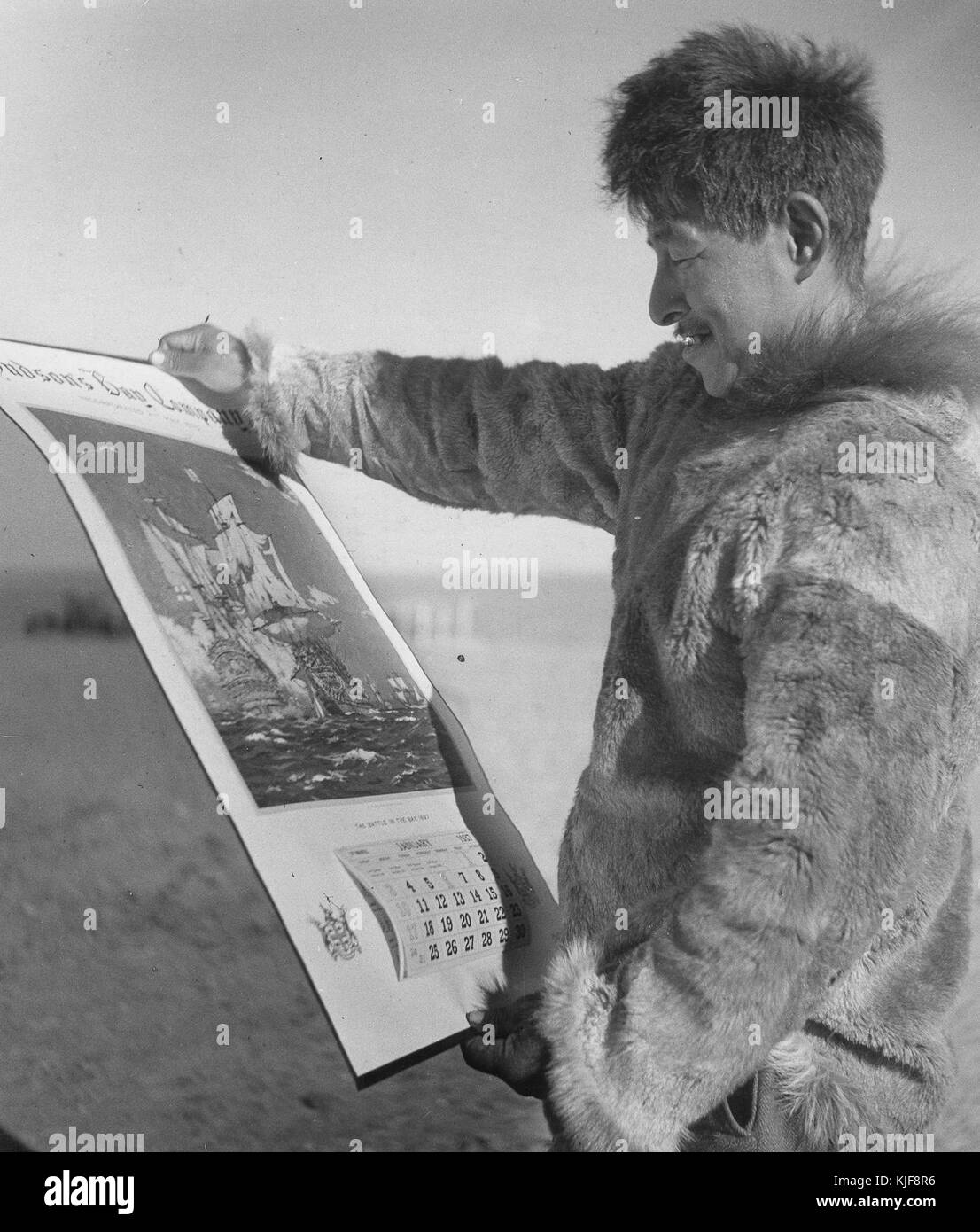 Nicht identifizierte Inuit Mann an 1937 suchen Hudson's Bay Company Kalender. 1936. Fotograf Richard Hourde Stockfoto