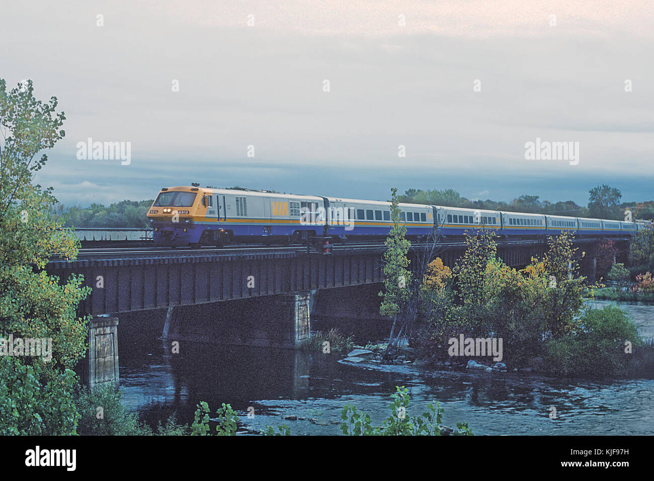 Über 6910, einem SRZ2, Richtung Westen, über den Ottawa River bei Dorion, QC im Oktober 198 (34732988304) Stockfoto