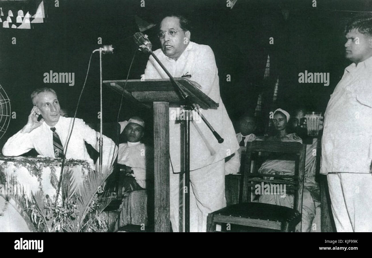 Dr. Babasaheb Ambedkar, ein prominenter indischer Führer und Sozialreformer, spricht bei einer Versammlung während der Buddha-Jayanti-Feiern am 2. Mai 1951 in Neu-Delhi für soziale Gerechtigkeit und Gleichheit. Stockfoto