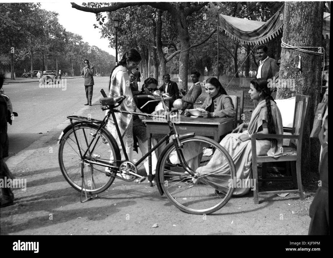 Dies ist ein Foto eines Wahlkampfbüros für Durga das, eine Kandidatin für die indischen Lok Sabha-Wahlen 1952. Das Bild spiegelt die politische Atmosphäre Indiens nach der Unabhängigkeit wider. Stockfoto
