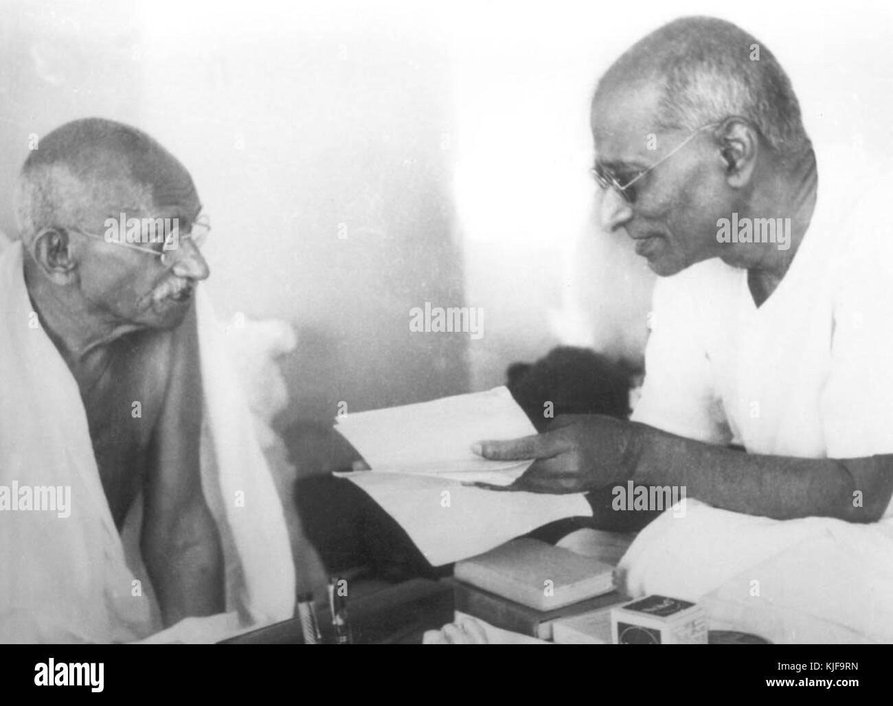 Chakravarti Rajagopalachari mit Mahatma Gandhi während der Gandhi Jinnah Gespräche 1944 Stockfoto