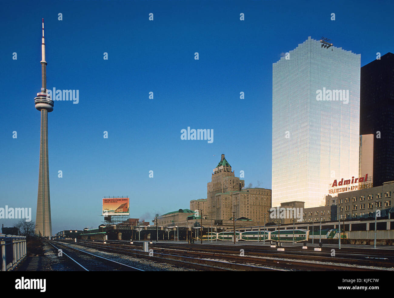 Ein Foto von GO Transit F40PH 510, einer dieselelektrischen Lokomotive, aufgenommen im März 1981. Der F40PH ist bekannt für seine Rolle im Nahverkehrsverkehr in Ontario, Kanada. Stockfoto