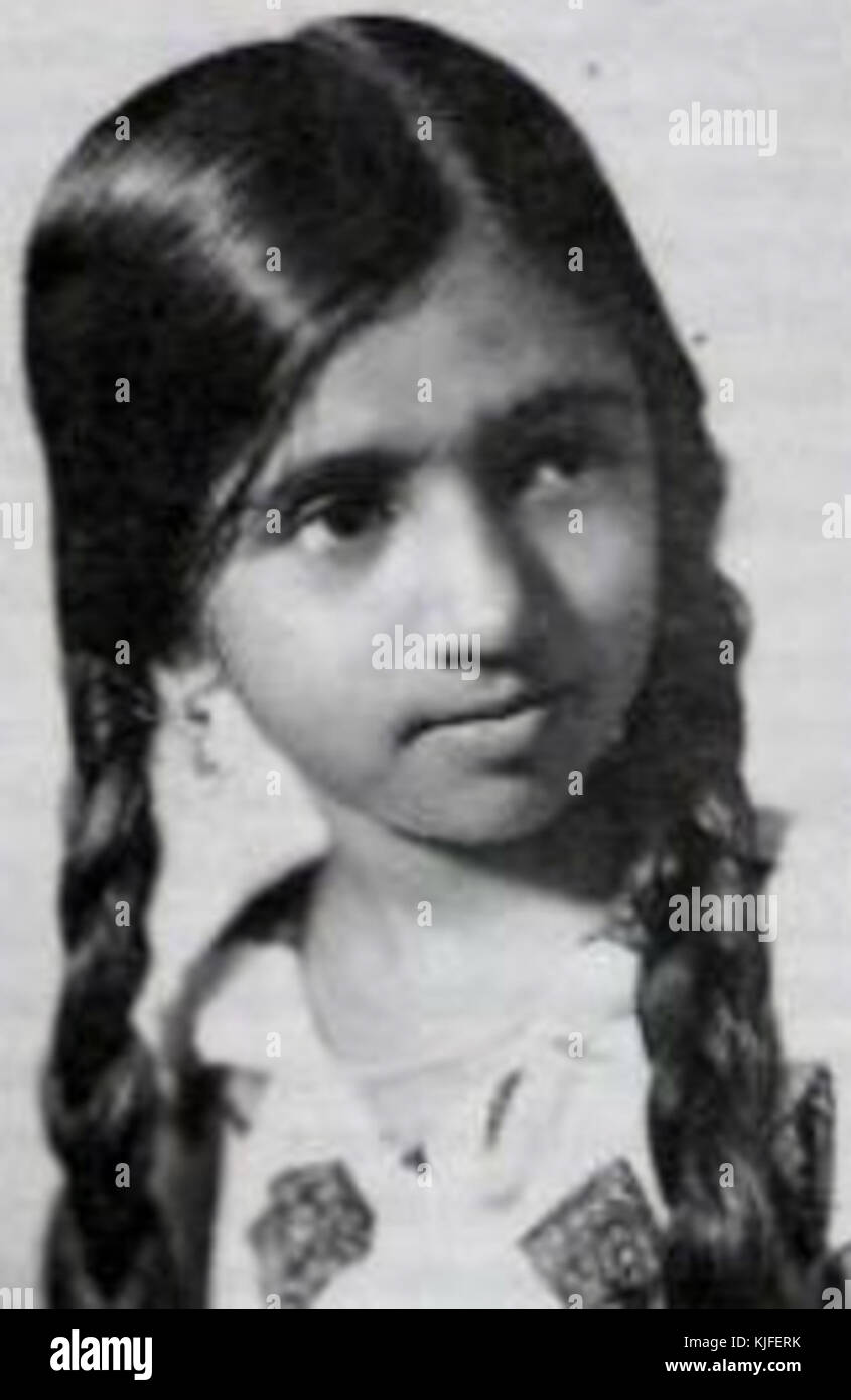 Lata Mangeshkar war eine bekannte indische Playback-Sängerin, die für ihren Beitrag zur indischen Musik bekannt war. Ihre Karriere erstreckte sich über mehrere Jahrzehnte und machte sie zu einer der bekanntesten Stimmen im indischen Kino. Stockfoto