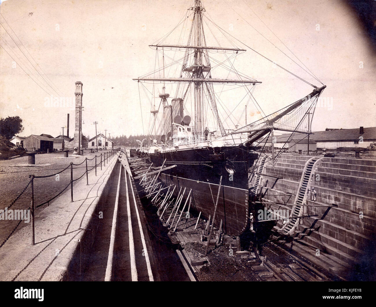 HMS Amphion im Trockendock in Esquimalt ca. 1889 1890 Stockfoto