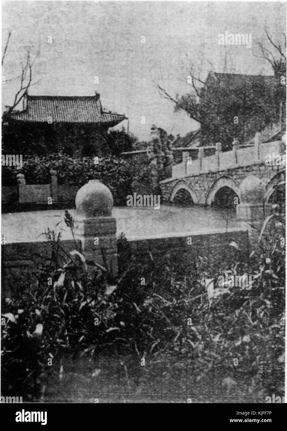 Ein historisches Bild des konfuzianischen Tempels von Jinan in China, das 1931 aufgenommen wurde und die architektonischen Merkmale und die kulturelle Bedeutung des Ortes hervorhebt. Stockfoto