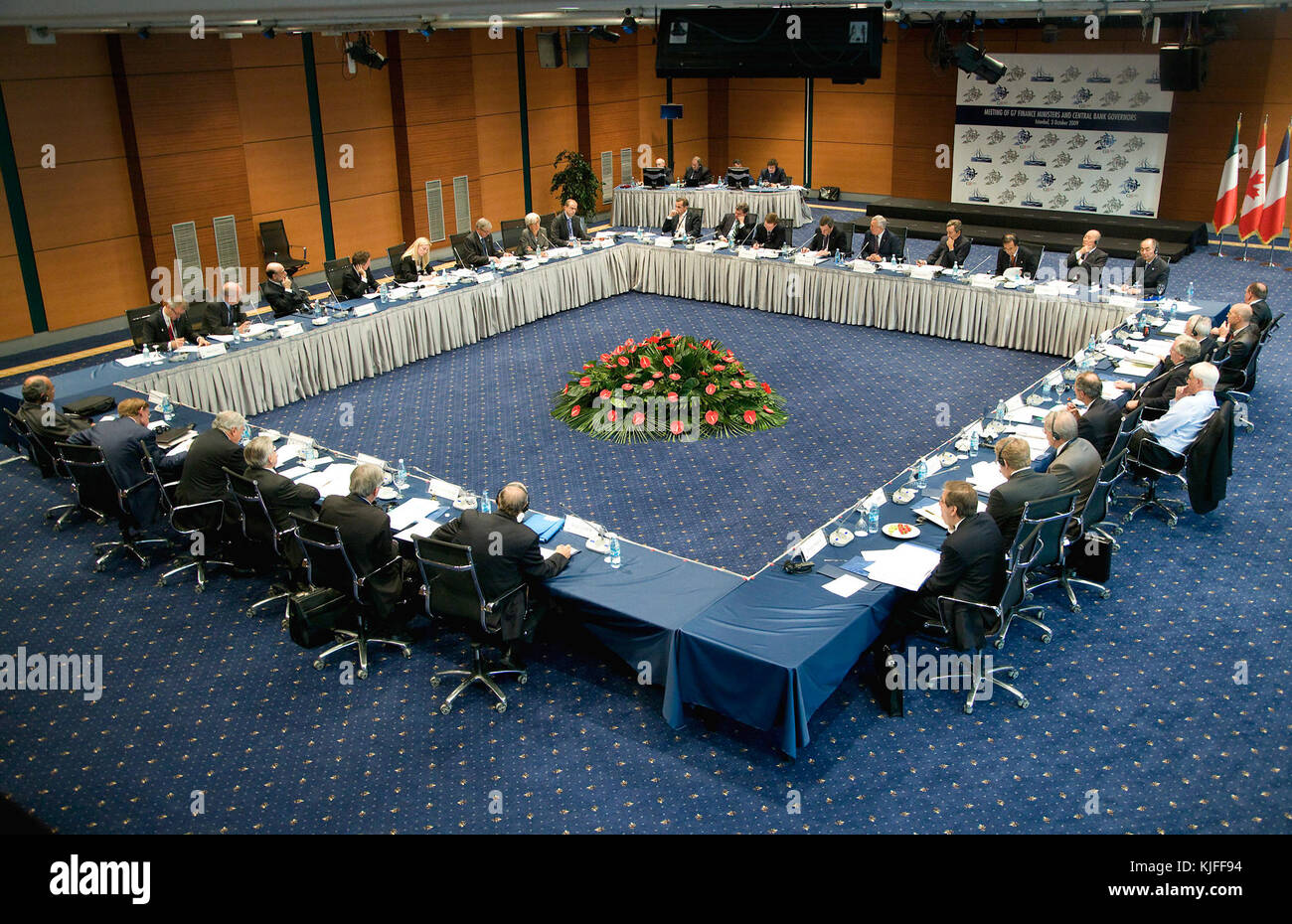 Das Treffen der Finanzminister und Zentralbankpräsidenten der G7 2009 fand im Rahmen der Jahrestagungen des IWF und der Weltbank in Istanbul (Türkei) statt, bei dem die globalen wirtschaftlichen Herausforderungen und die Finanzpolitik erörtert wurden. Stockfoto