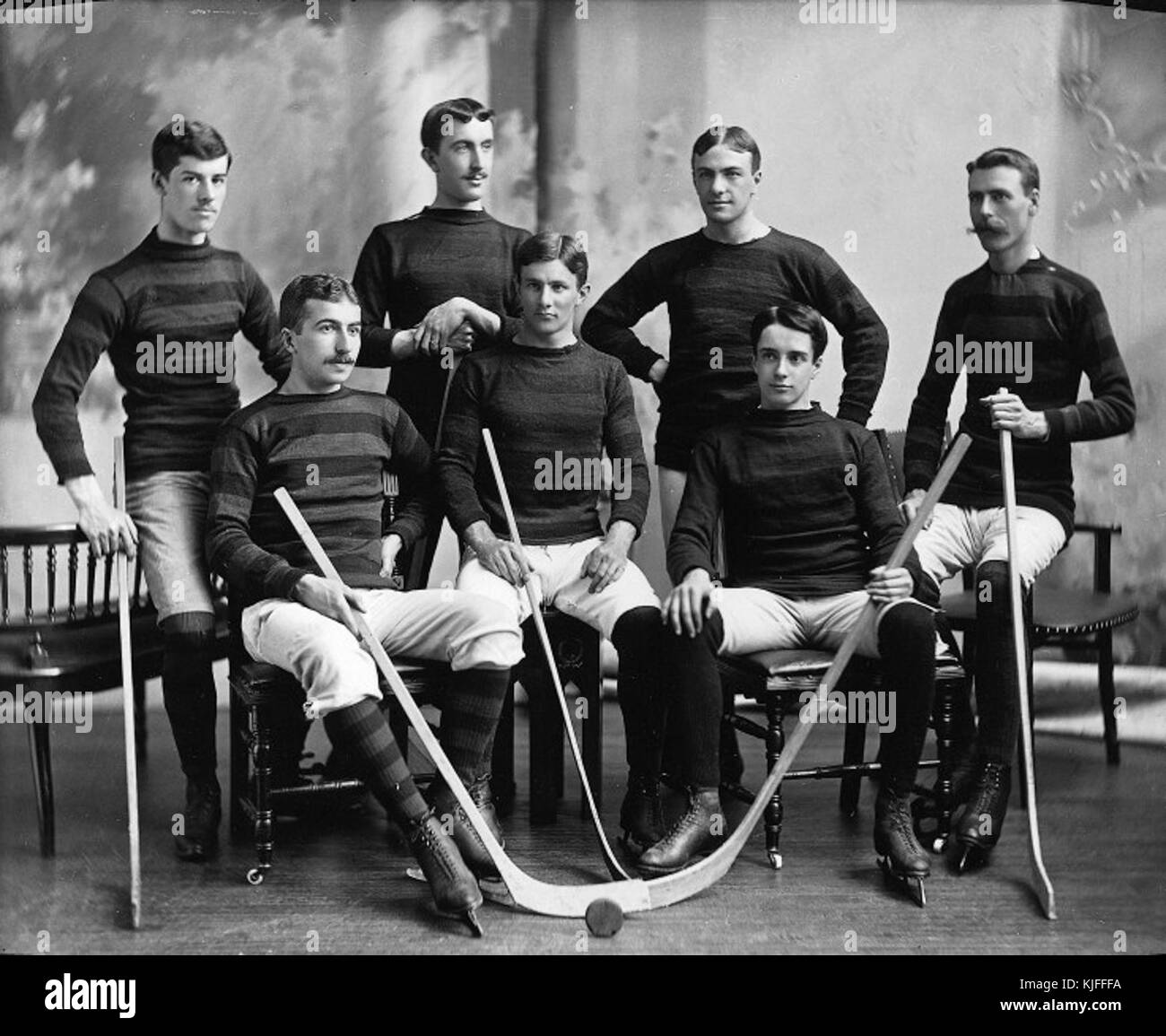Das Hockeyteam der Bank of Montreal repräsentiert die historische Beteiligung der Institution im Sport, insbesondere im Eishockey, in Montreal. Das Team hebt die Anfänge des Eishockeysports in der Region hervor und seine Beziehungen zu lokalen Unternehmen und Gemeinden. Stockfoto