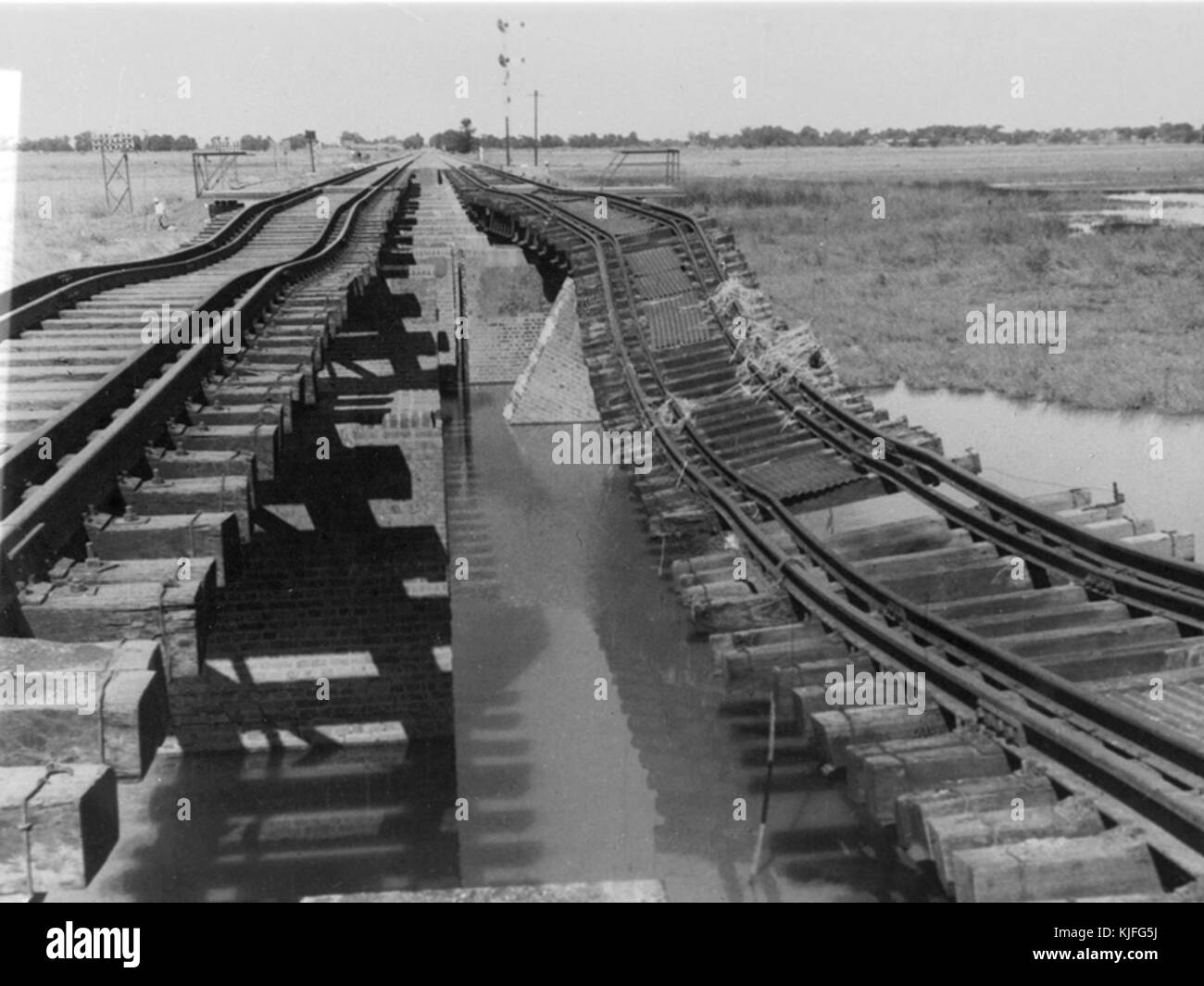 Dieses historische Foto zeigt die Folgen der Ost-Punjab-Überschwemmung von 1955, einer der verheerenden Naturkatastrophen in Indien. Die Überschwemmung verursachte weitreichende Schäden, die Gemeinden, die Landwirtschaft und die Infrastruktur in der Region betrafen. Stockfoto