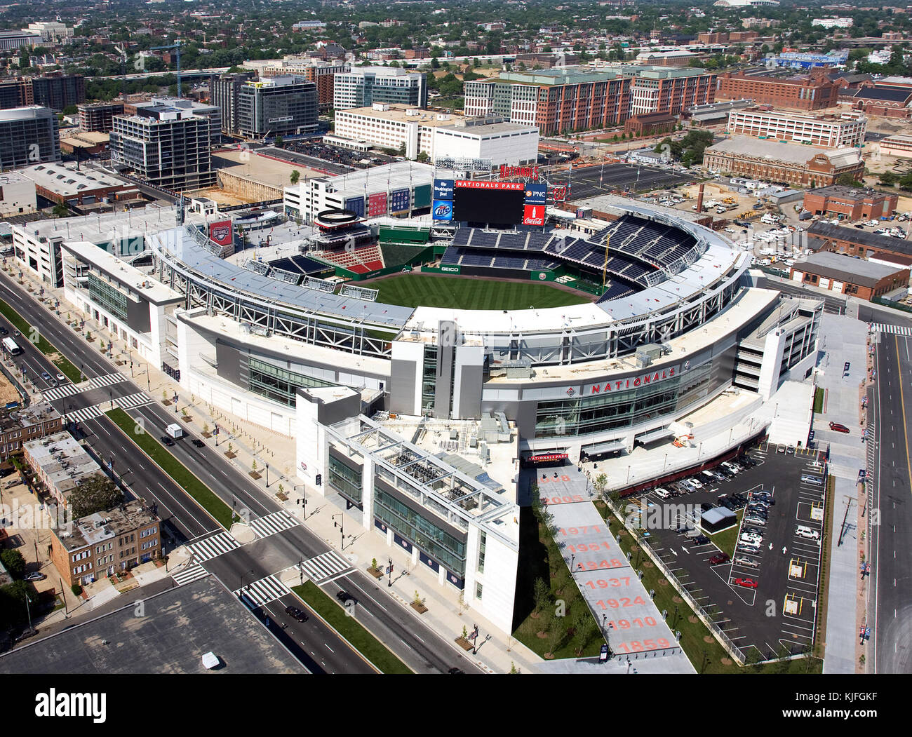 Aus der Vogelperspektive des Nationals Park, Heimstadion des Baseballteams der Washington Nationals. Das Bild zeigt die Architektur und das Layout des Stadions, wobei der Schwerpunkt auf dem Feld und der Umgebung liegt. Stockfoto