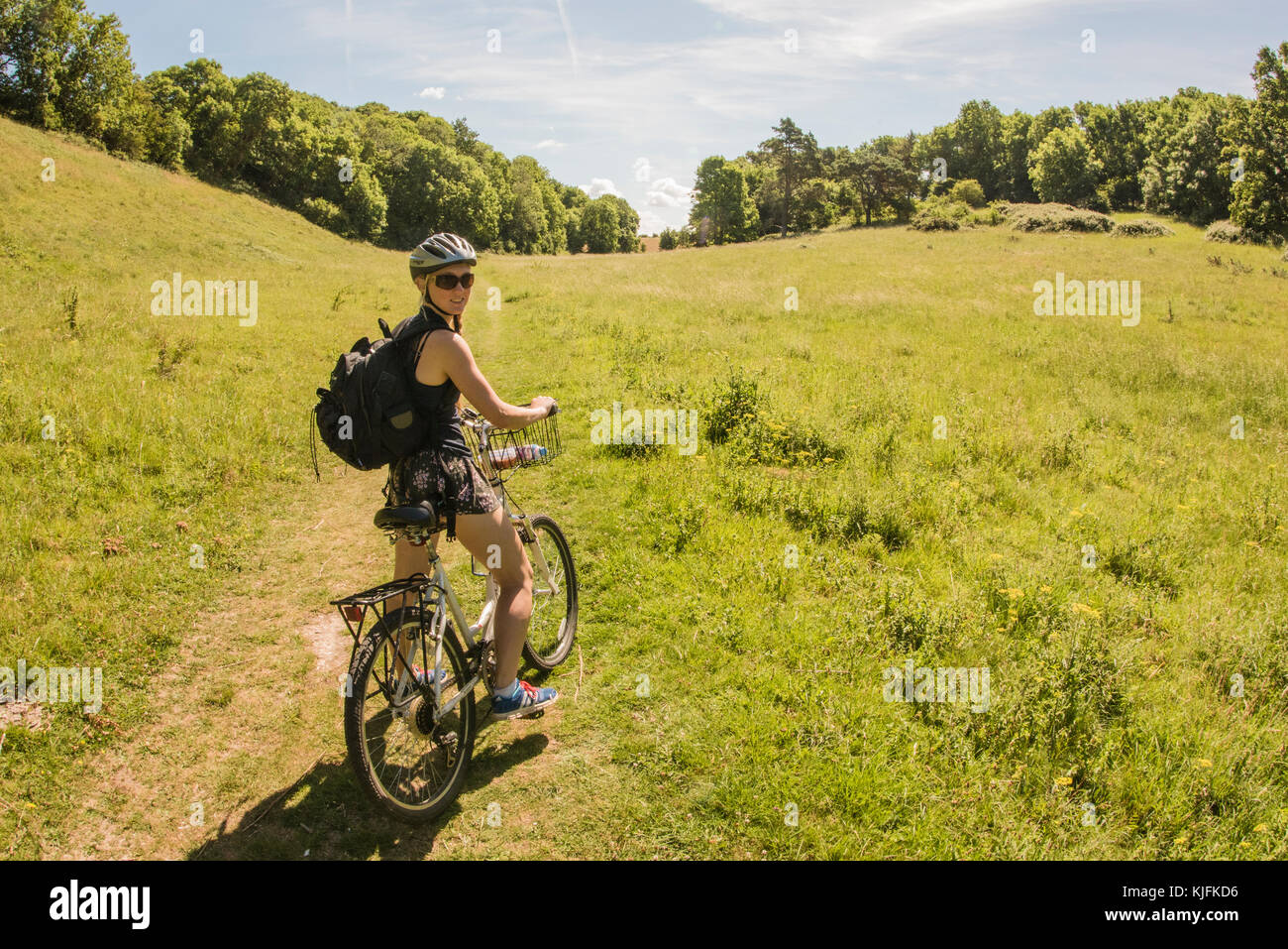 Ein Mädchen genießen Sie Wanderungen durch die Landschaft von Norfolk, Großbritannien. Stockfoto