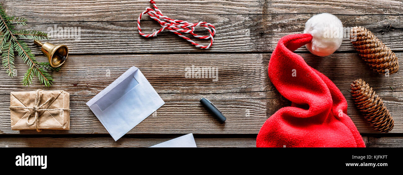 Konzeption: Weihnachten. Ein Mann schreibt einen Brief an den Weihnachtsmann. Top-Ansicht Stockfoto