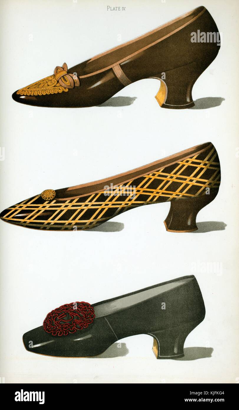 Eine Illustration von drei senkrecht angeordneten Schuhen. Der obere Schuh enthält Stickereien auf der Zehenspitze und ist dunkel bronzefarben. Der mittlere Schuh ist ebenfalls dunkel bronzefarben mit goldenen Linien, die ein Kreuzmuster erzeugen. Der untere Schuh ist schwarz mit glänzender Oberfläche und einem rot gemusterten Dekor in Richtung Zehen, 1900. Aus der New York Public Library. Stockfoto