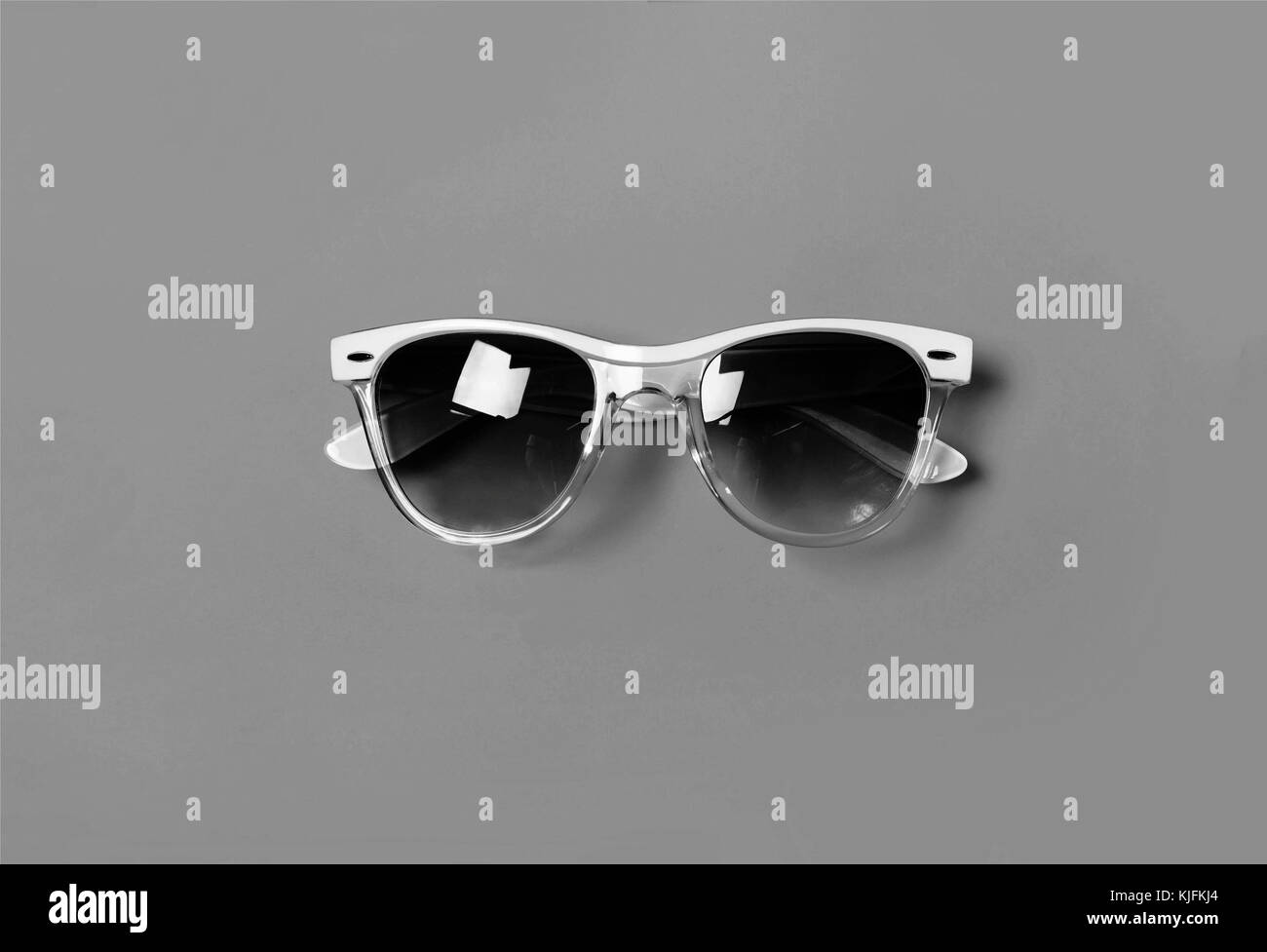 Das Konzept des Minimalismus. Hippie Brille. weißen Rahmen. gelben  Hintergrund. nach oben Ausblick Stockfotografie - Alamy