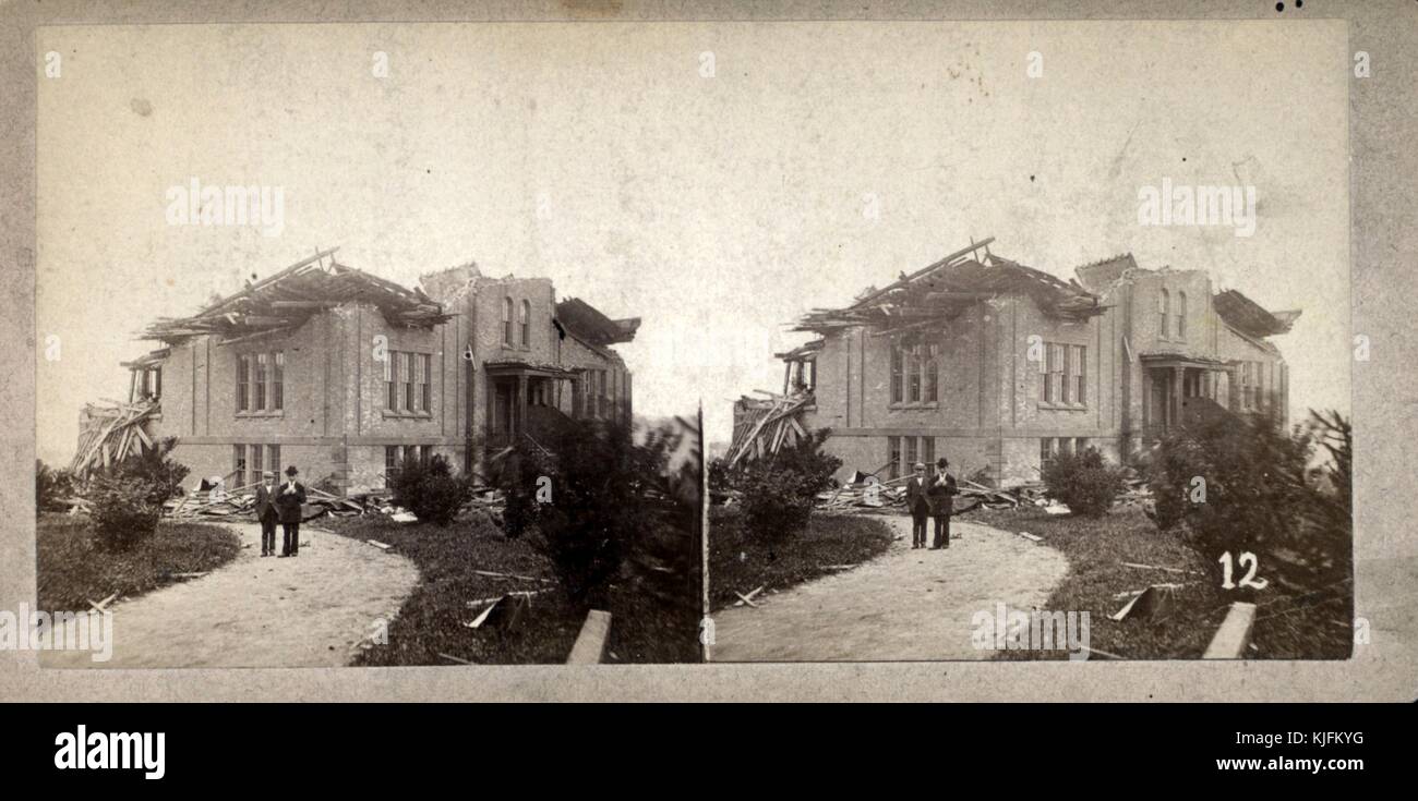 Blick auf eine beschädigte Haus mit eingestürzten Dach, Wallingford, Connecticut, 1878. Diese stereoskopische Folie Sturmschäden zeigt nach einem Tornado. Von der New York Public Library. Stockfoto