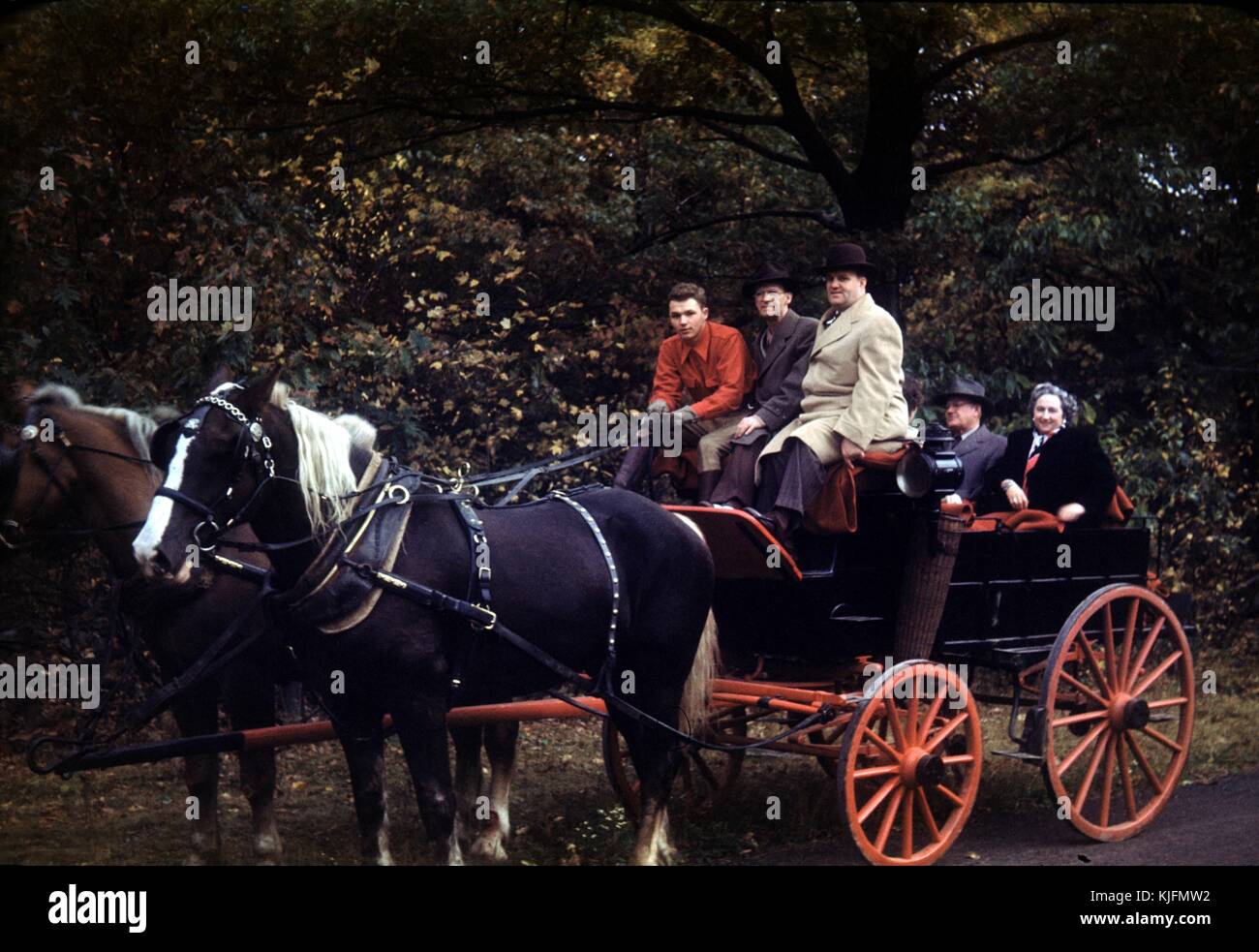 Vernacular snapshot Bild von Trainer, Fahrer, Familie und Gruppe mit Wald, 1948. Stockfoto