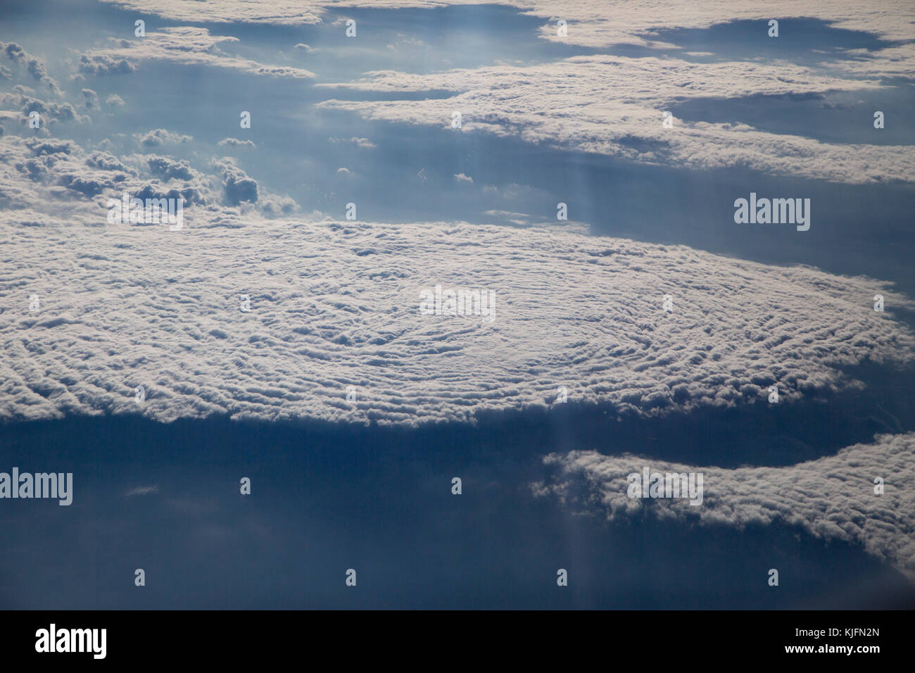 Weiße Wolken Ansicht von oben aus einem Flugzeug Stockfoto