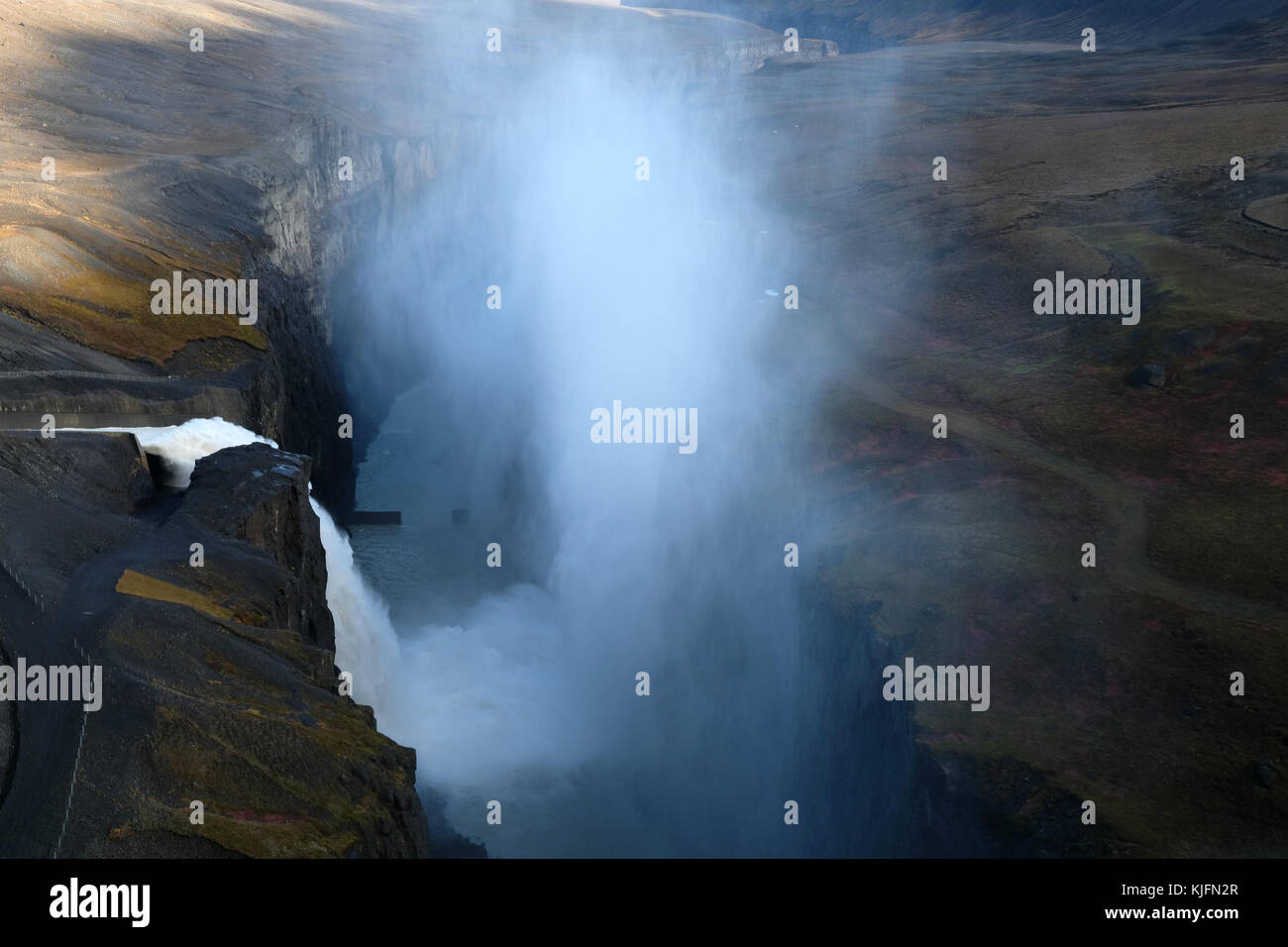 Wasserfall fließen in den Hafrahvammagljufur Canyon von Puerto Natales Wasserkraftwerk (Kárahnjúkavirkjun), fljótsdalshérað Gemeinde, East Iceland Stockfoto