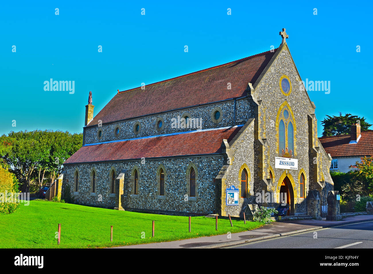 Die Vereinigte Reformierte Kirche in Warsash genießt eine ruhige Lage am Ortsrand von diesem hübschen Riverside Village. Stockfoto